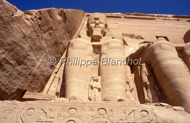 egypte 23.JPG - Colosses de Ramsès II assis, Grand Temple (temple de Ramsès II)Abou Simbel, Egypte